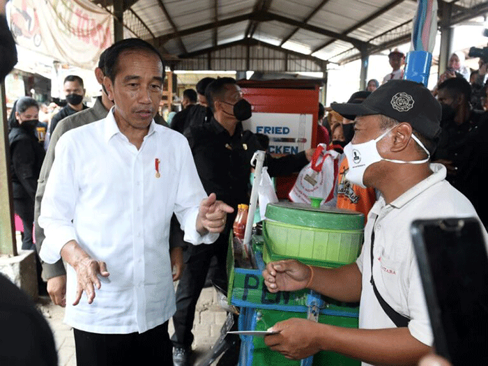 Presiden Joko Widodo didampingi Iriana Joko Widodo meninjau aktivitas perdagangan di Pasar Sambonggede, Kabupaten Tuban, Jawa Timur, Kamis (6/4/2023).