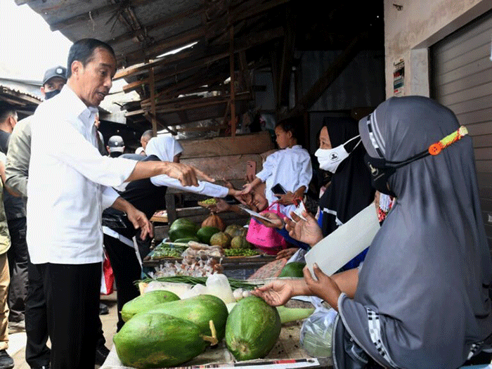 Presiden Joko Widodo didampingi Iriana Joko Widodo meninjau aktivitas perdagangan di Pasar Sambonggede, Kabupaten Tuban, Jawa Timur, Kamis (6/4/2023).