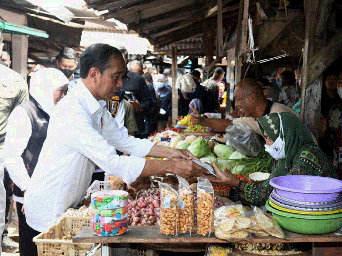 Presiden Joko Widodo didampingi Iriana Joko Widodo meninjau aktivitas perdagangan di Pasar Sambonggede, Kabupaten Tuban, Jawa Timur, Kamis (6/4/2023).