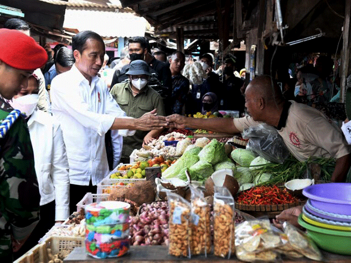 Presiden Joko Widodo didampingi Iriana Joko Widodo meninjau aktivitas perdagangan di Pasar Sambonggede, Kabupaten Tuban, Jawa Timur, Kamis (6/4/2023).
