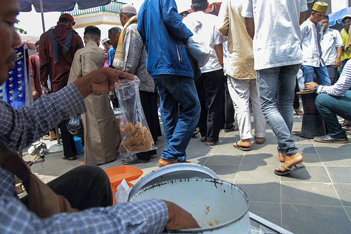Pedagang gulo puan Roibi melayani pembeli di Masjid Agung Sultan Mahmud Badaruddin Jayo Wikramo, Palembang, Jumat (7/4/2023).