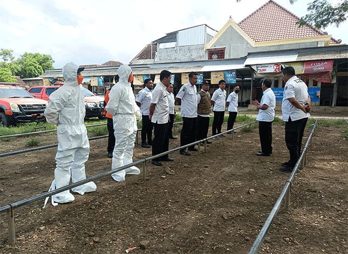 Relawan Badan Penanggulangan Bencana Daerah (BPBD) Jawa Timur melakukan penyemprotan disinfektan di Pasar Hewan Mojokerto, Jawa Timur.