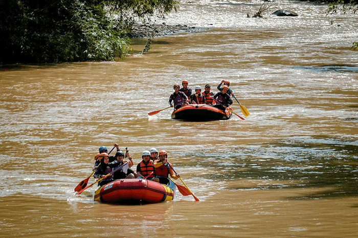 Menparekraf Sandiaga Salahuddin Uno menjajal wisata arung jeram (rafting) sebagai penanda terbukanya potensi unggulan terbaru yang ada di Desa Wisata Selamanik.