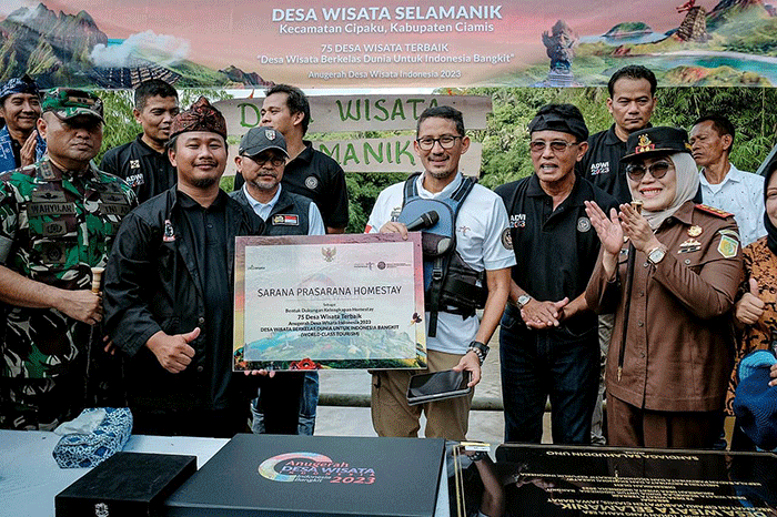 Menparekraf Sandiaga Salahuddin Uno menjajal wisata arung jeram (rafting) sebagai penanda terbukanya potensi unggulan terbaru yang ada di Desa Wisata Selamanik.