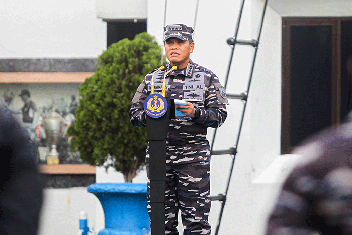 Sejumlah peserta saat melakukan upacara pelepasan kegiatan ekspedisi ramadan penuh inspirasi tahun 1444 Hijriah di Kolinlamil, Jakarta Utara.