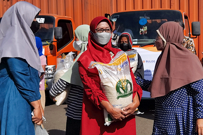Penyaluran cadangan beras pemerintah 2023 di Kantor Wilayah Jakarta dan Banten Perum Bulog, Kelapa Gading, Jakarta Utara, Kamis (6/4/2023).