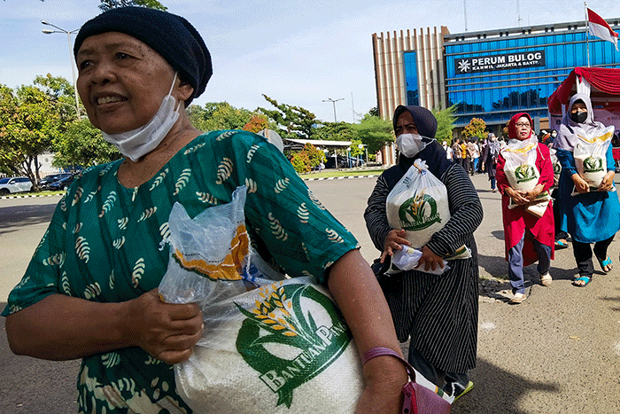 Penyaluran cadangan beras pemerintah 2023 di Kantor Wilayah Jakarta dan Banten Perum Bulog, Kelapa Gading, Jakarta Utara, Kamis (6/4/2023).