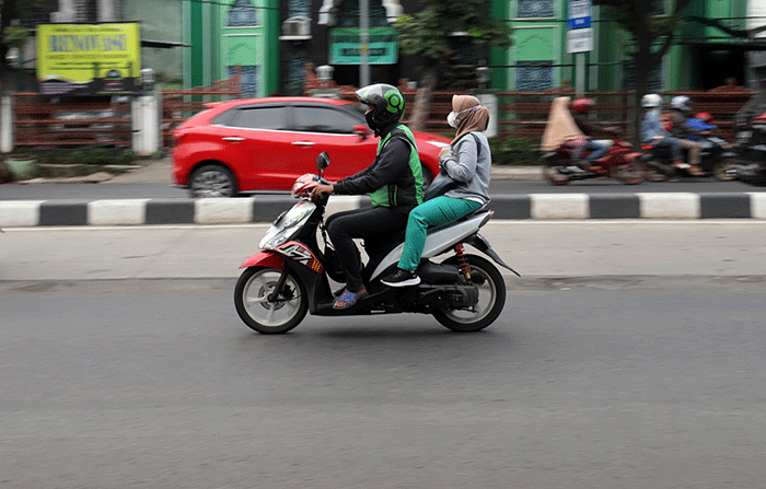 Mitra pengemudi Gojek sedang menunggu penumpang di kawasan Taman Mini Indonesia Indah (TMII), Jakarta Timur, Jumat (7/4/2023).