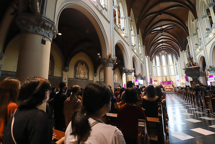 Umat katolik melaksanakan ibadat Jumat Agung di Gereja Katedral, Jakarta, Jumat (7/4/2023).