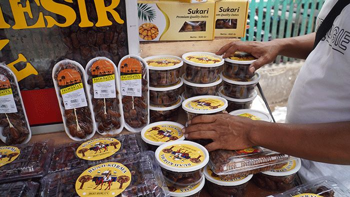 Pedagang kurma melayani pembeli di kawasan Pasar Tanah Abang, Jakarta, Jumat (7/4/2023).