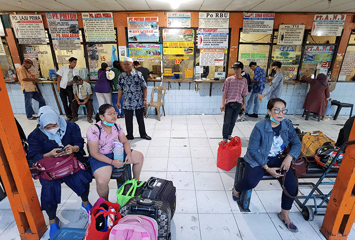 Suasana Terminal Kalideres masih sepi walaupun ada sedikit yang memilih mudik lebih awal di Jakarta Barat, Jumat (7/4/2023).