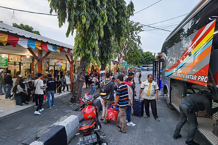 Suasana Terminal Kalideres masih sepi walaupun ada sedikit yang memilih mudik lebih awal di Jakarta Barat, Jumat (7/4/2023).