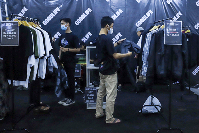 Pengunjung memilih pakaian yang dijual dalam JakCloth Ramadan 2023 di Hall B Jakarta Convention Center (JCC), Senayan, Jakarta, Sabtu (8/4/2023).