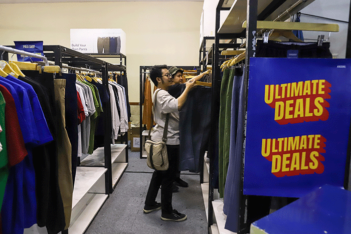 Pengunjung memilih pakaian yang dijual dalam JakCloth Ramadan 2023 di Hall B Jakarta Convention Center (JCC), Senayan, Jakarta, Sabtu (8/4/2023).