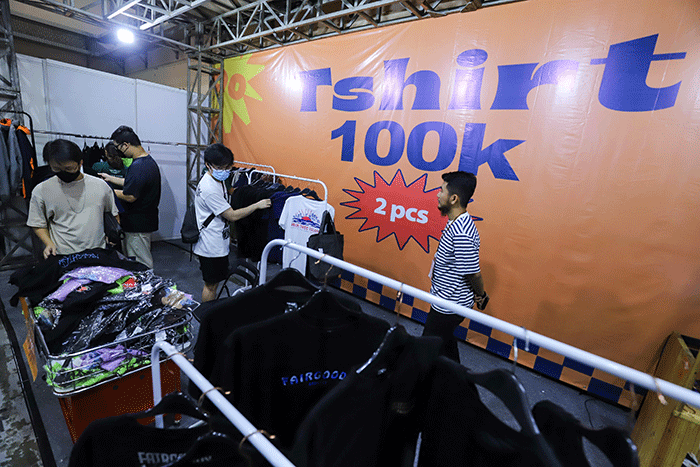 Pengunjung memilih pakaian yang dijual dalam JakCloth Ramadan 2023 di Hall B Jakarta Convention Center (JCC), Senayan, Jakarta, Sabtu (8/4/2023).