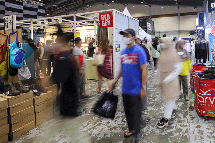 Pengunjung memilih pakaian yang dijual dalam JakCloth Ramadan 2023 di Hall B Jakarta Convention Center (JCC), Senayan, Jakarta, Sabtu (8/4/2023).