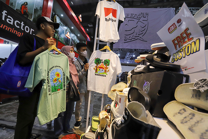 Pengunjung memilih pakaian yang dijual dalam JakCloth Ramadan 2023 di Hall B Jakarta Convention Center (JCC), Senayan, Jakarta, Sabtu (8/4/2023).