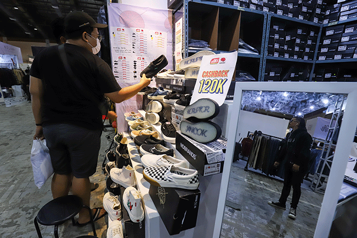 Pengunjung memilih pakaian yang dijual dalam JakCloth Ramadan 2023 di Hall B Jakarta Convention Center (JCC), Senayan, Jakarta, Sabtu (8/4/2023).