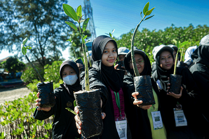 Peserta kegiatan ekspedisi ramadan penuh inspirasi tahun 1444 Hijriah menunjukan bibit mangrove yang akan ditanam di Pulau Pramuka, Kepulauan Seribu.