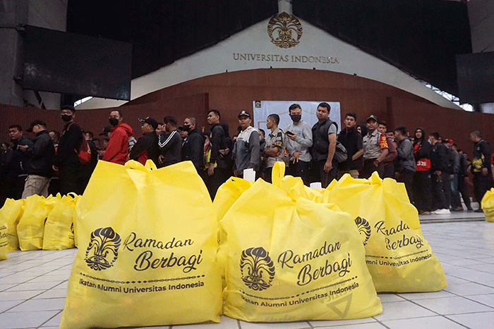 Ikatan Alumni Universitas Indonesia (ILUNI UI) membagikan 2.700 paket sembako.