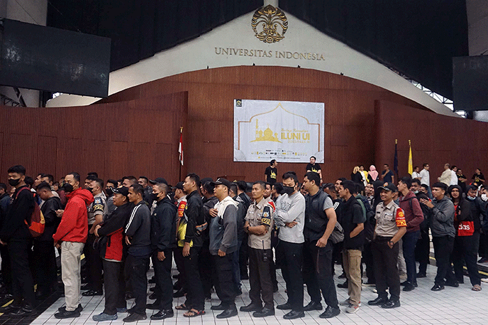 Ikatan Alumni Universitas Indonesia (ILUNI UI) membagikan 2.700 paket sembako.