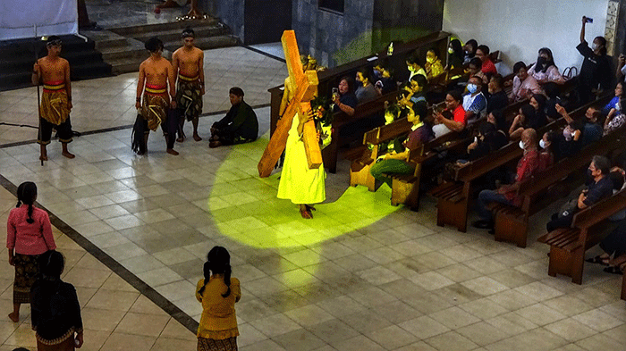 Sejumlah umat tak kuasa meneteskan air mata melihat penderitaan Yesus dalam visualisasi Jalan Salib di Gereja St Theresia, Paroki Bongsari, Semarang.