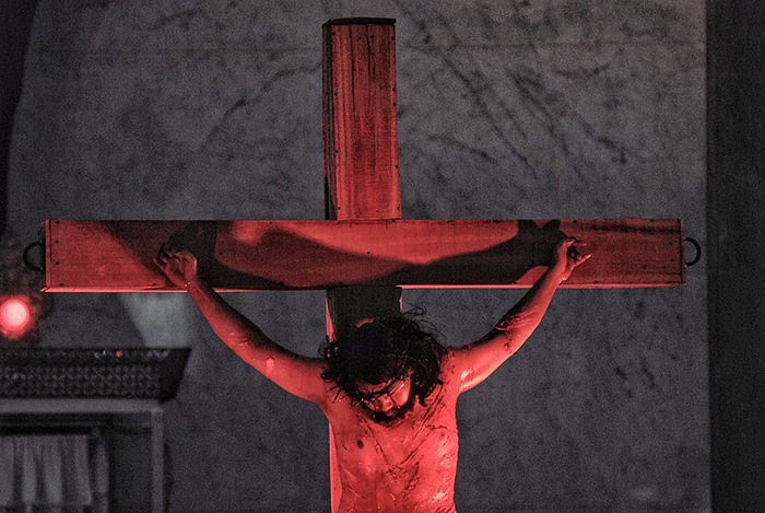 Sejumlah umat tak kuasa meneteskan air mata melihat penderitaan Yesus dalam visualisasi Jalan Salib di Gereja St Theresia, Paroki Bongsari, Semarang.