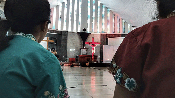 Sejumlah umat tak kuasa meneteskan air mata melihat penderitaan Yesus dalam visualisasi Jalan Salib di Gereja St Theresia, Paroki Bongsari, Semarang.