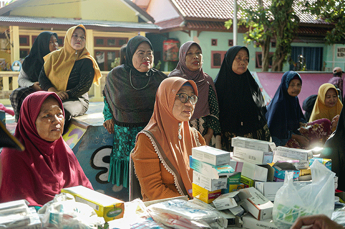 Sejumlah warga mengikuti layanan kesehatan gratis yang digelar oleh TNI AL bersama Baznas di Pulau Pramuka, Kepulauan Seribu, Jakarta, Sabtu (8/4/2023).