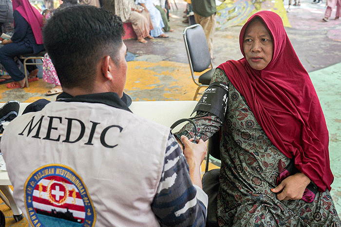 Sejumlah warga mengikuti layanan kesehatan gratis yang digelar oleh TNI AL bersama Baznas di Pulau Pramuka, Kepulauan Seribu, Jakarta, Sabtu (8/4/2023).