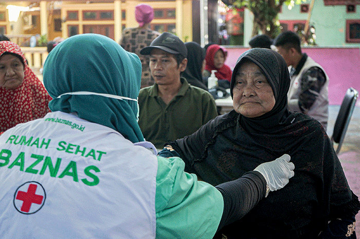 Sejumlah warga mengikuti layanan kesehatan gratis yang digelar oleh TNI AL bersama Baznas di Pulau Pramuka, Kepulauan Seribu, Jakarta, Sabtu (8/4/2023).