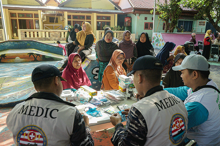 Sejumlah warga mengikuti layanan kesehatan gratis yang digelar oleh TNI AL bersama Baznas di Pulau Pramuka, Kepulauan Seribu, Jakarta, Sabtu (8/4/2023).