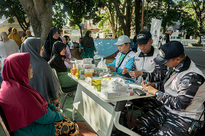 Sejumlah warga mengikuti layanan kesehatan gratis yang digelar oleh TNI AL bersama Baznas di Pulau Pramuka, Kepulauan Seribu, Jakarta, Sabtu (8/4/2023).