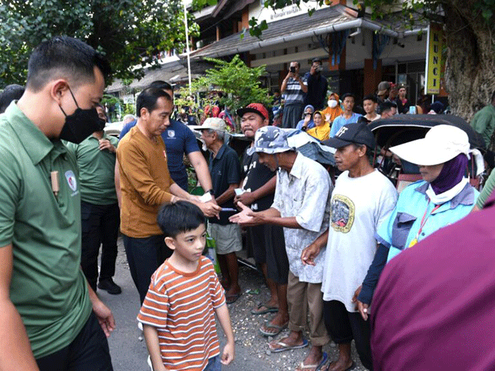 Presiden Joko Widodo mengunjungi sejumlah pasar yang ada di Kota Surakarta, Jawa Tengah, Sabtu (8/4/2023).