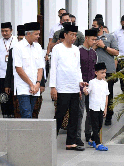 Presiden Joko Widodo bersama cucu pertama, Jan Ethes Srinarendra, melakukan salat Jumat berjemaah di Masjid Sheikh Zayed, Kota Surakarta, Jumat (7/4/2023).