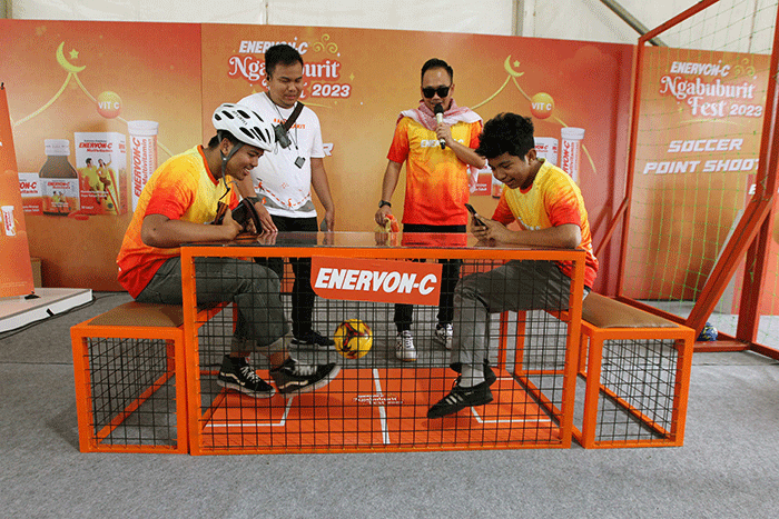 Brand Associate Enervon Faisal Roni melepas rombongan peserta ngabubuBIKE dalam rangkaian Enervon Ngabuburit Fest 2023 di Masjid Agung Al-Azhar, Jakarta.