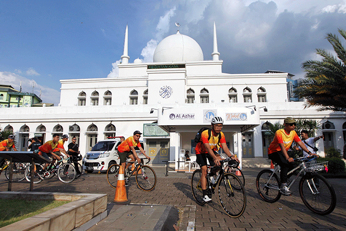 Brand Associate Enervon Faisal Roni melepas rombongan peserta ngabubuBIKE dalam rangkaian Enervon Ngabuburit Fest 2023 di Masjid Agung Al-Azhar, Jakarta.