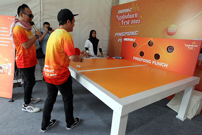 Brand Associate Enervon Faisal Roni melepas rombongan peserta ngabubuBIKE dalam rangkaian Enervon Ngabuburit Fest 2023 di Masjid Agung Al-Azhar, Jakarta.
