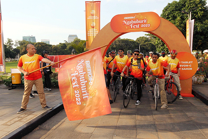 Brand Associate Enervon Faisal Roni melepas rombongan peserta ngabubuBIKE dalam rangkaian Enervon Ngabuburit Fest 2023 di Masjid Agung Al-Azhar, Jakarta.