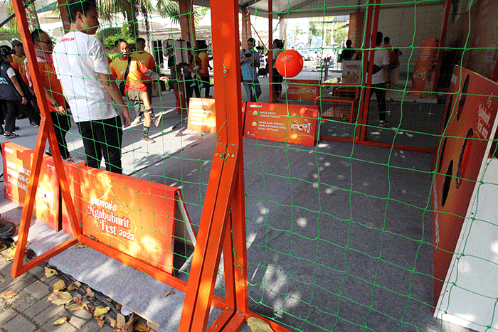 Brand Associate Enervon Faisal Roni melepas rombongan peserta ngabubuBIKE dalam rangkaian Enervon Ngabuburit Fest 2023 di Masjid Agung Al-Azhar, Jakarta.