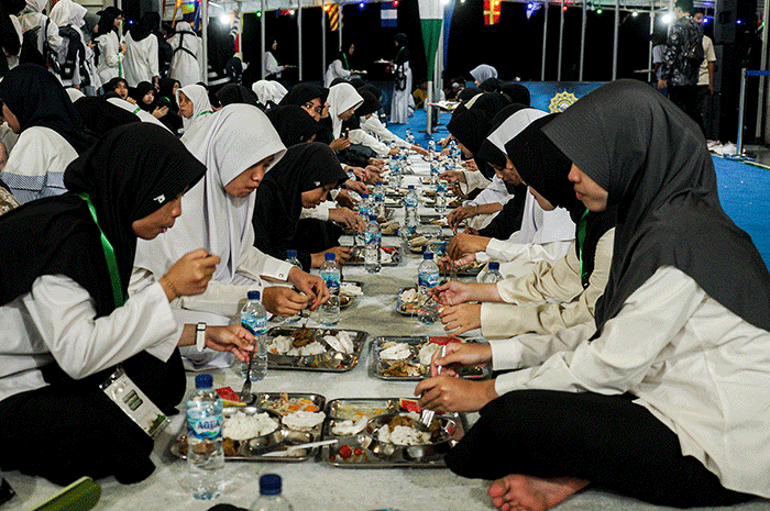 Sejumlah peserta kegiatan ekspedisi ramadan penuh inspirasi antusias melihat pemandangan matahari terbenam dari dr. Radjiman Wedyodiningrat-922.