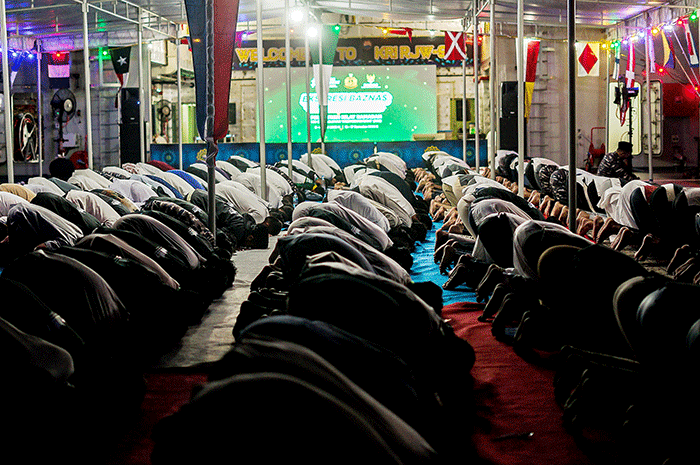Sejumlah peserta kegiatan ekspedisi ramadan penuh inspirasi antusias melihat pemandangan matahari terbenam dari dr. Radjiman Wedyodiningrat-922.