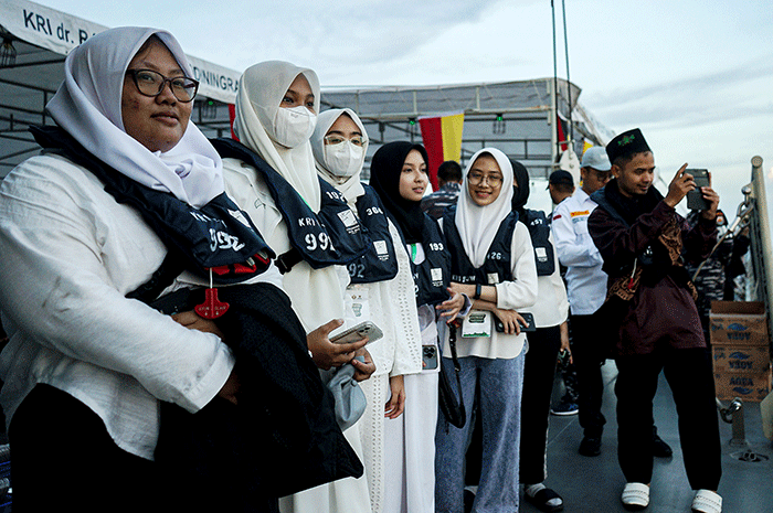 Sejumlah peserta kegiatan ekspedisi ramadan penuh inspirasi antusias melihat pemandangan matahari terbenam dari dr. Radjiman Wedyodiningrat-922.