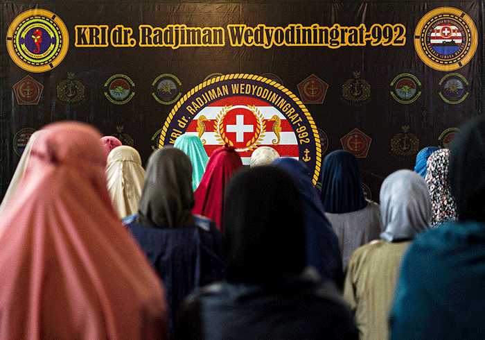 Sejumlah peserta kegiatan ekspedisi ramadan penuh inspirasi antusias melihat pemandangan matahari terbenam dari dr. Radjiman Wedyodiningrat-922.