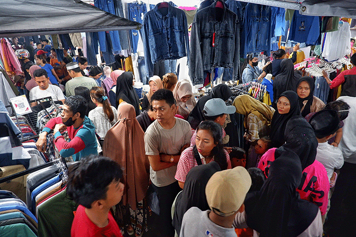 Suasana pengunjung memadati Pasar Ramadan Masjid Al-Markaz, Makassar, Minggu (9/4/2023).