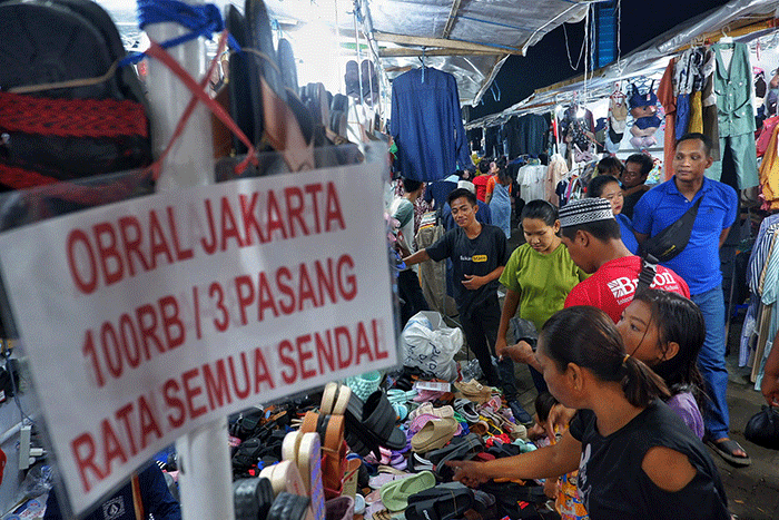 Suasana pengunjung memadati Pasar Ramadan Masjid Al-Markaz, Makassar, Minggu (9/4/2023).