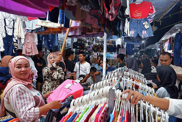 Suasana pengunjung memadati Pasar Ramadan Masjid Al-Markaz, Makassar, Minggu (9/4/2023).