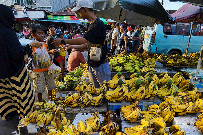 Pedagang buah saat melayani para pembeli di Pasar Tradisional, Jakarta Barat, Minggu (9/4/2023).