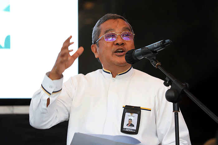 Kepala BPKH Fadlul Imansyah (kiri) bersama Anggota BPKH Amri Yusuf (kanan) saat konferensi pers program Balik Kerja Bareng BPKH 2023 di Muamalat Tower.
