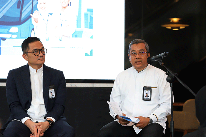Kepala BPKH Fadlul Imansyah (kiri) bersama Anggota BPKH Amri Yusuf (kanan) saat konferensi pers program Balik Kerja Bareng BPKH 2023 di Muamalat Tower.